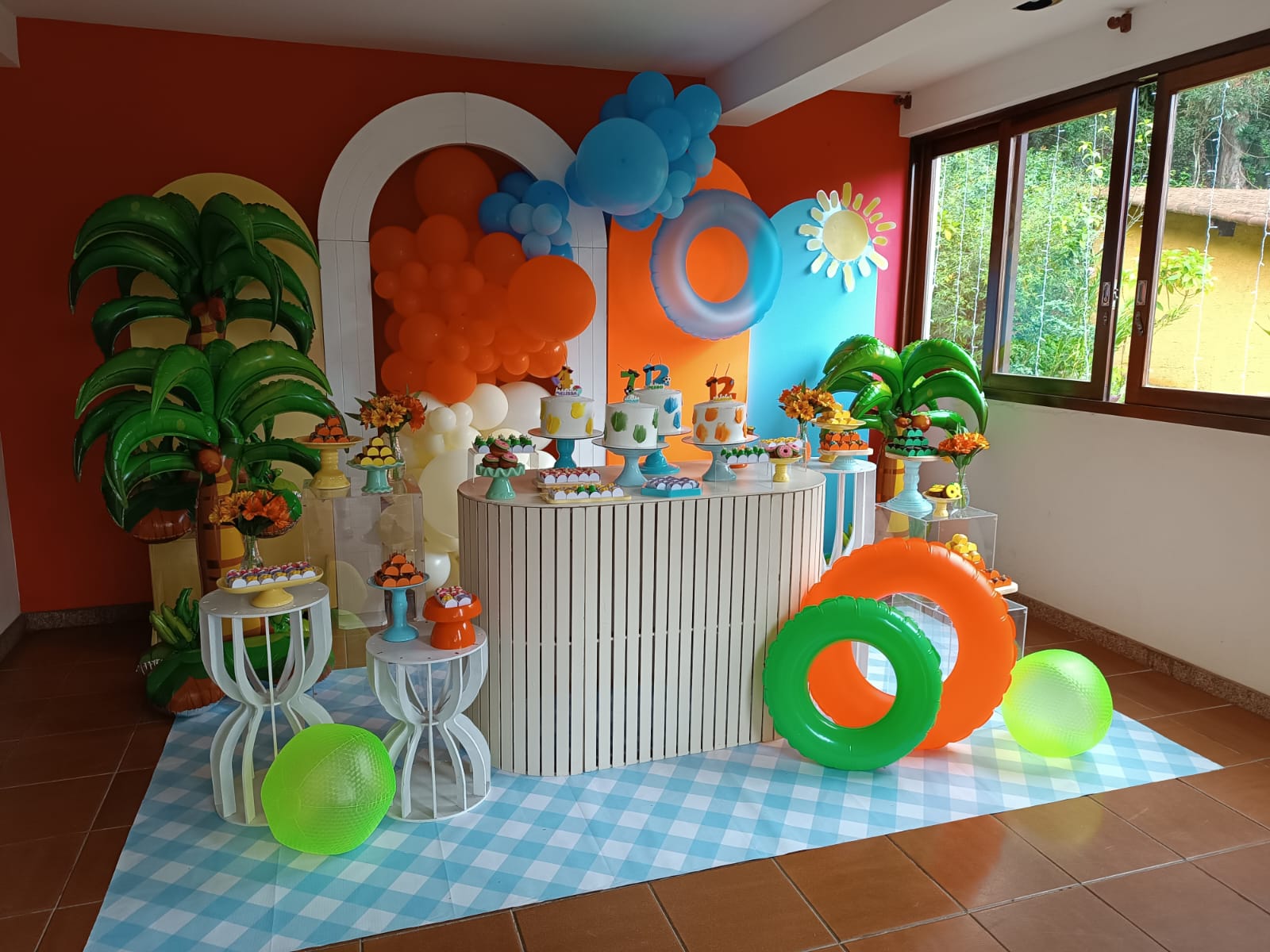 Decoração colorida de aniversário infantil com tema tropical