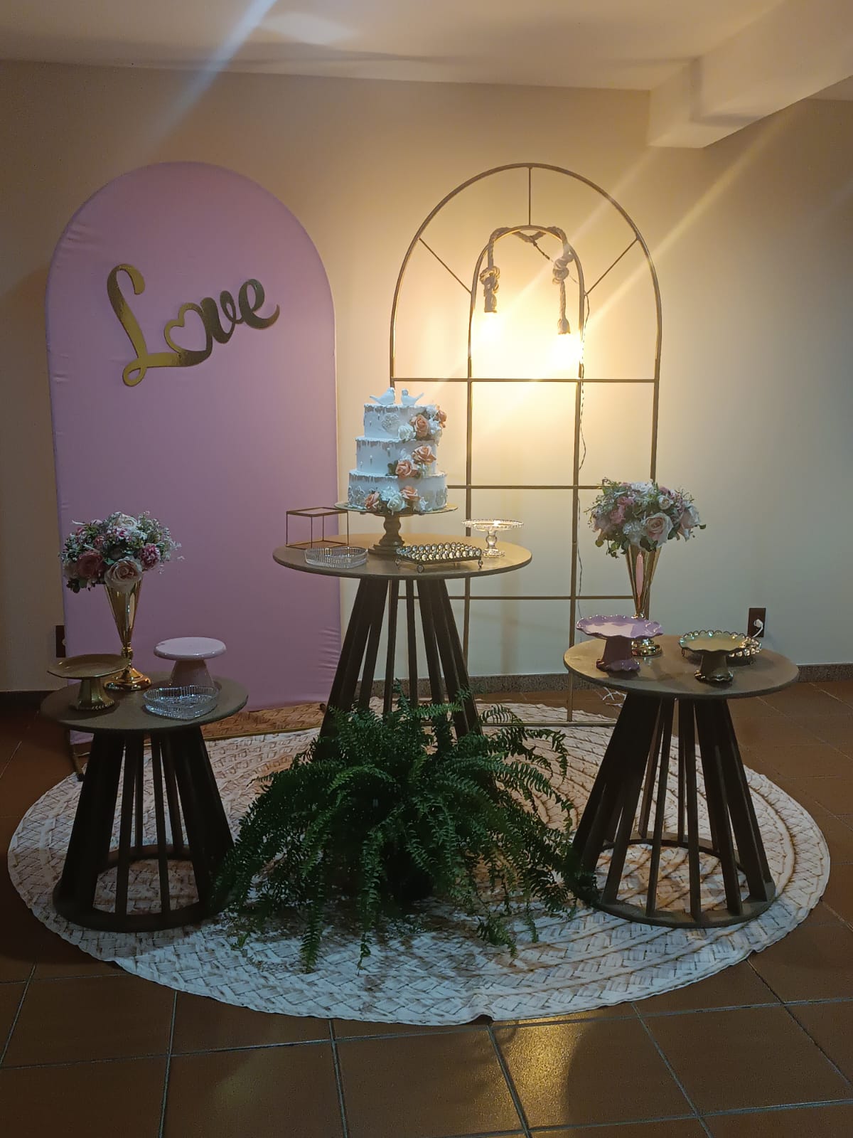 Mesa decorativa com letreiro Love para celebração de bodas