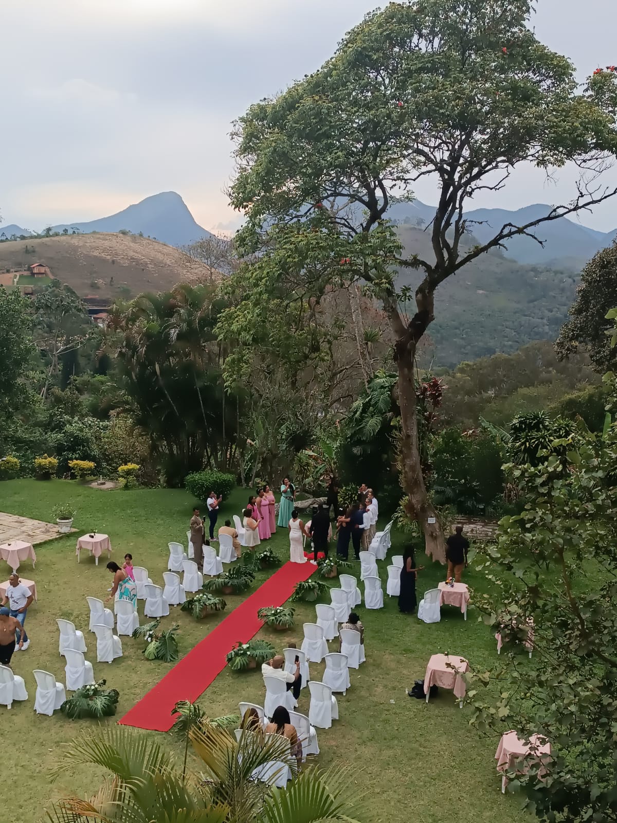 Cerimônia de casamento ao ar livre com tapete vermelho e vista para as montanhas