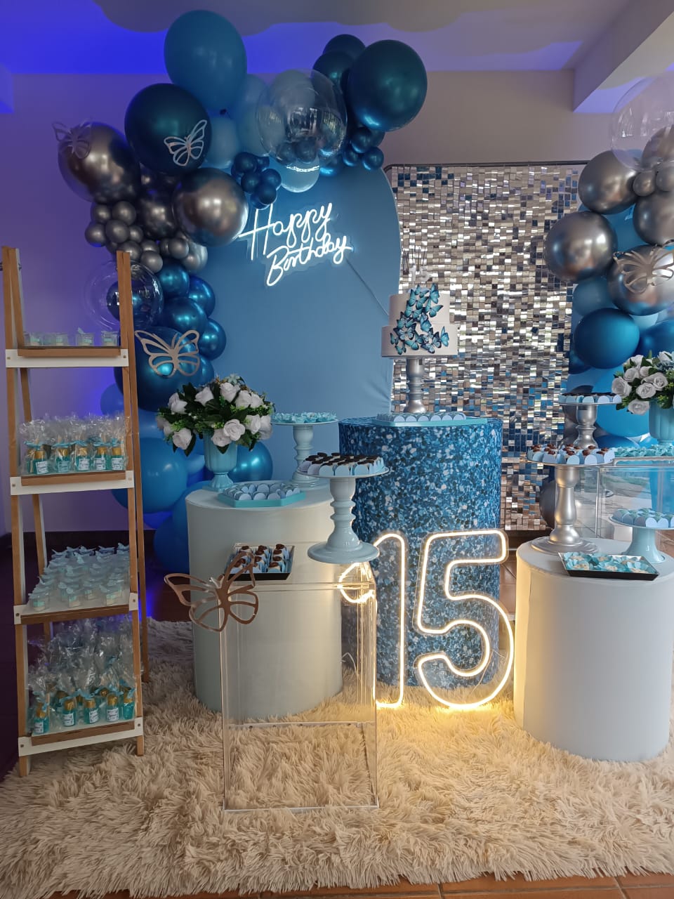 Decoração de festa de 15 anos em tons de azul com luz neon